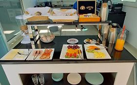 Bowen, Luxury Suites